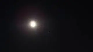 Koniunkcja Księżyca i Jowisza