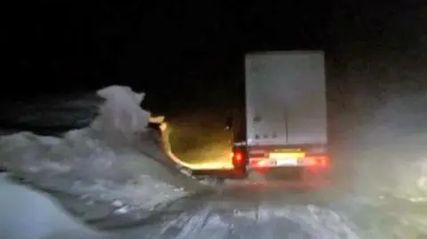 Śnieżne tunele na Słowacji. Zaspy sięgają nawet czterech metrów