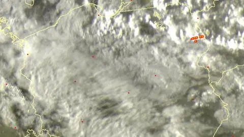 Wyładowania atmosferyczne oznaczono plusami