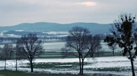 Prognoza pogody na dziś: silny wiatr, śnieg i deszcz. Będzie brzydko
