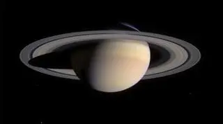 Saturn widziany z Ziemi przypomina gwiazdę - jasny punkt na nieboskłonie