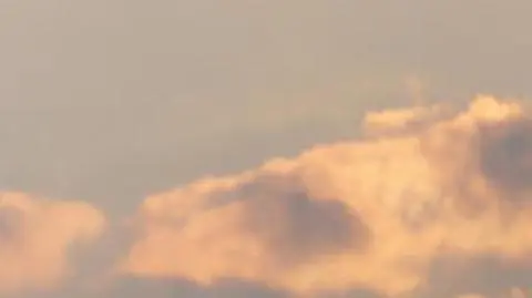 Chmury ustępują, pojawia się pogodne niebo