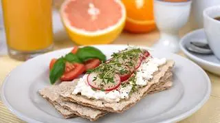 Pieczywo chrupkie, serek light, a waga w miejscu? Zastanów się, ile tego jesz