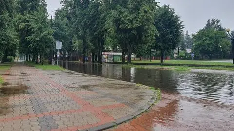 Aktualnie czytasz: Deszcz zalał ulicę w Hajnówce