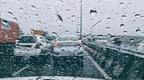 Deszcz utrudni jazdę