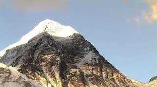 Zachodzące słońce rzuca blask na Mount Everest