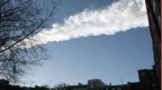 Smugi na niebie po upadku meteorytów