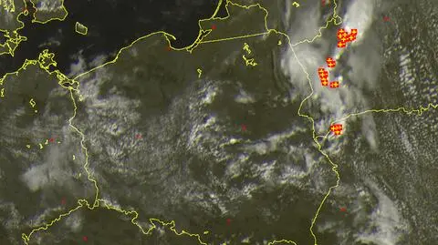 Wyładowania atmosferyczne oznaczono plusami