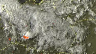 Burze nad Polską. Wyładowania oznaczone krzyżykiem (godz. 18.45)