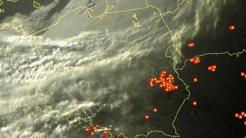 Wyładowania atmosferyczne oznaczono plusami
