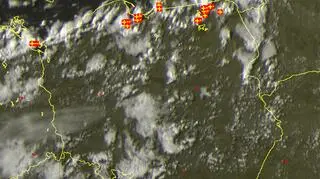 Burze w Polsce o godz. 17.30 - wyładowania atmosferyczne zaznaczone są plusami