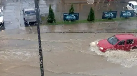 W Słupsku ulice zalane po ulewie. Pogotowie przeciwpowodziowe