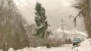 Śnieg blokuje drogi i dostawy prądu