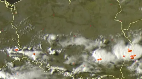 Wyładowania atmosferyczne oznaczono plusami