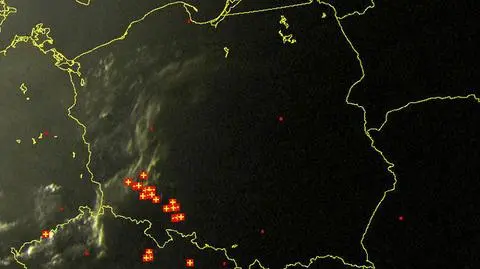 Burze w Polsce o godz. 20.15 - wyładowania atmosferyczne zaznaczone są plusami