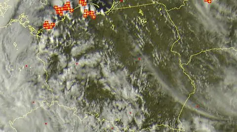 Przybywa chmur burzowych, miejscami mocno pada