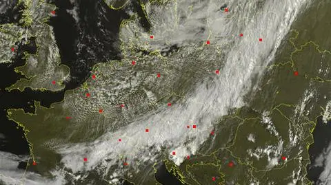Na zdjęciach satelitarnych widać front atmosferyczny, jaki przeszedł nad Polską