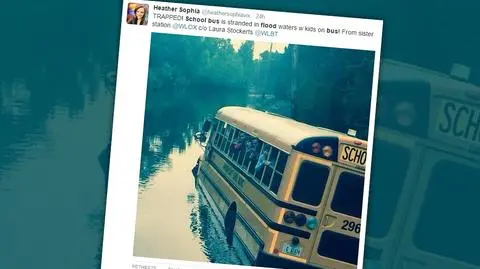 Przystanek pośrodku ulicy, która zamieniła się w rzekę. 30 uczniów "wpadło w panikę"