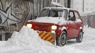 Ten nietypowy pług odśnieża ulice na Żoliborzu