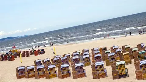 Co zrobić, jeśli plaża jest miejscem wojennej zbrodni? Nadal beztrosko pluskać się w wodzie? 
