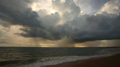 Na Wybrzeżu deszcze, burze i przejaśnienia
