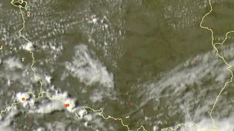 Wyładowania atmosferyczne oznaczono plusami