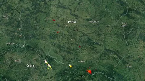 Wyładowania atmosferyczne oznaczono plusami