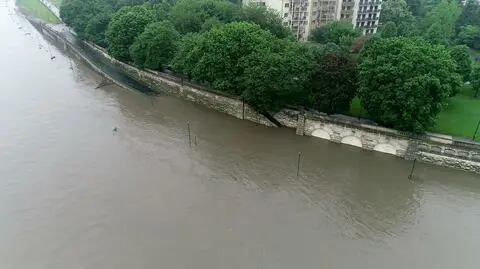Świętokrzyskie szykuje się na wielką wodę. W Krakowie coraz lepiej