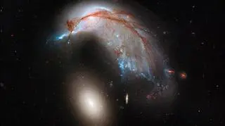 Arp 142 to para kolidujących galaktyk w gwiazdozbiorze Hydry