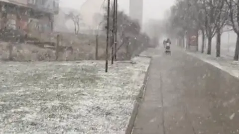 Sypało krótko, ale mocno. Śnieg pojawił się m.in. w Warszawie