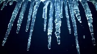 Śnieżyce i mróz. Alarmy w 12 województwach