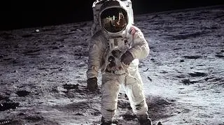 Astronauta Buzz Aldrin podczas lądowania na Księżycu w 1969 r.