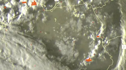 Wyładowania atmosferyczne oznaczono plusami