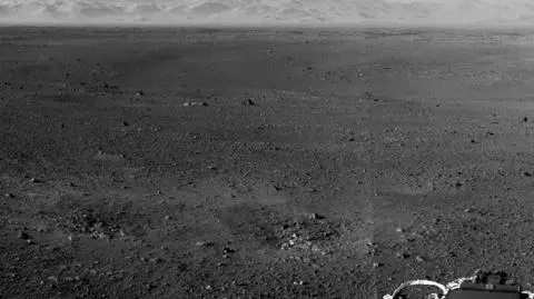Przed Curiosity rozciąga się górzysty krajobraz