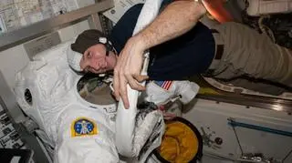 Astronauta Mike Hopkins zakłada skafander przed wyjściem na kosmiczny spacer