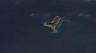 Na zdjęciu MODIS-a widać podwodny pył wulkaniczny (jaśniejsze plamy)