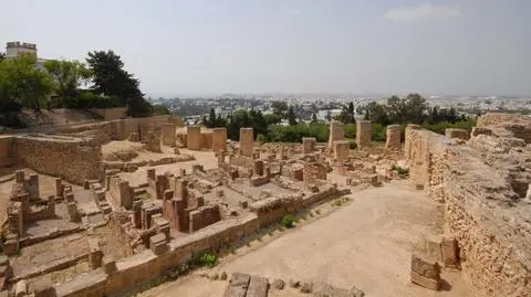 Tunezyjska turystyka skurczyła się o połowę