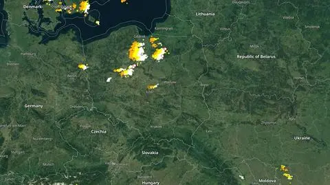 Wyładowania atmosferyczne oznaczono plusami