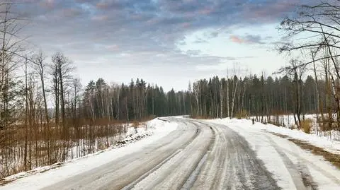 Jezdnie śliskie, a na dodatek chwilami ograniczona widzialność