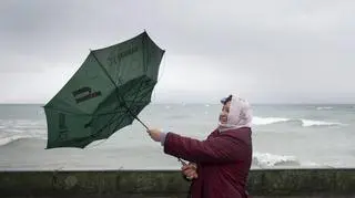 Silne podmuchy na wybrzeżu i w górach