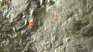 Wyładowania atmosferyczne z godz. 20.00, oznaczone plusami