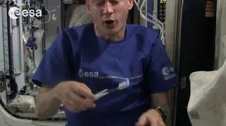 Astronauta myjący zęby