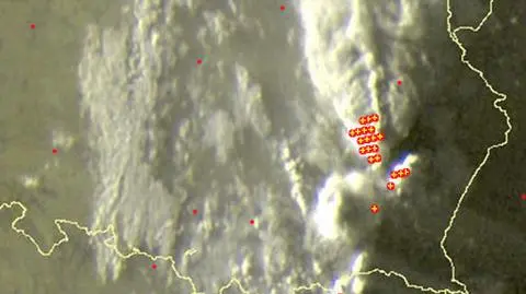Wyładowania atmosferyczne oznaczono plusami