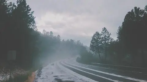 Kierowcy muszą uważać na błoto pośniegowe