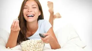 Między innymi popcorn, bez masła i soli, może ułatwić zasypianie