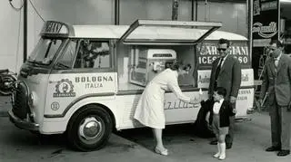 Sprzedaż lodów z maszyny Carpigianich, 1958 rok