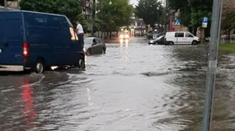 Burze nad Polską. Zalane drogi i posesje, połamane konary drzew