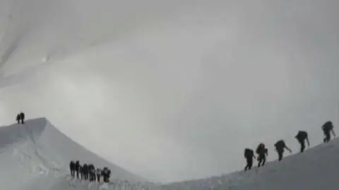"Tato, pomóż!". Lawina porwała dzieci, które ojciec zabrał na Mont Blanc