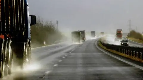 Drogi śliskie od deszczu i deszczu ze śniegiem