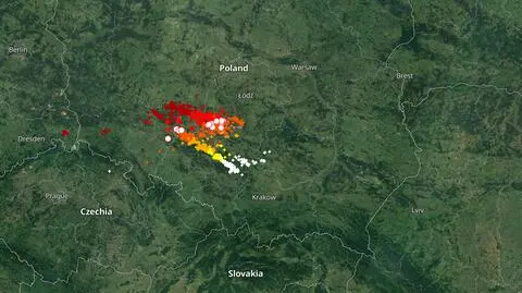 Wyładowania atmosferyczne oznaczono plusami
